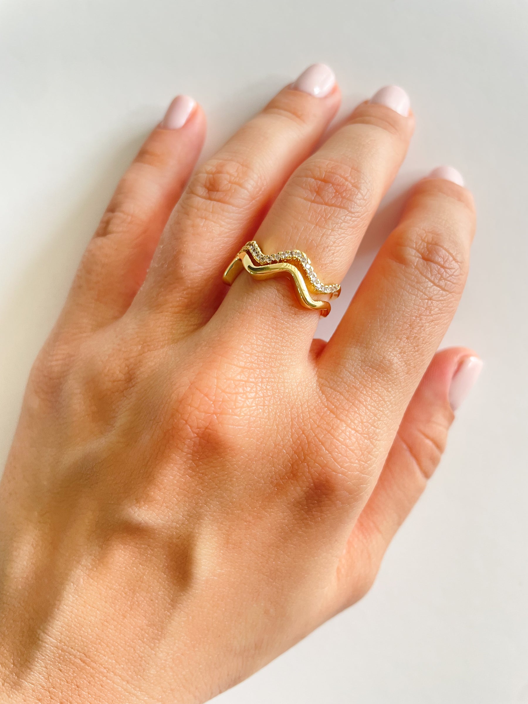 Dainty gold plated adjustable ring with a wave design / Sortija enchapada en oro ajustable con una linea en diamantes y un diseño ondulado